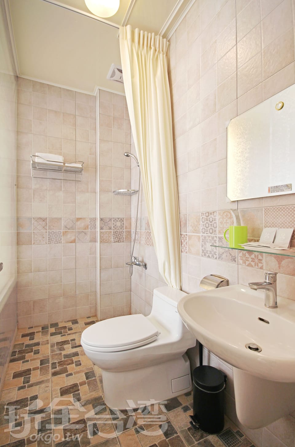 Shower, rainfall showerhead, free toiletries, hair dryer
