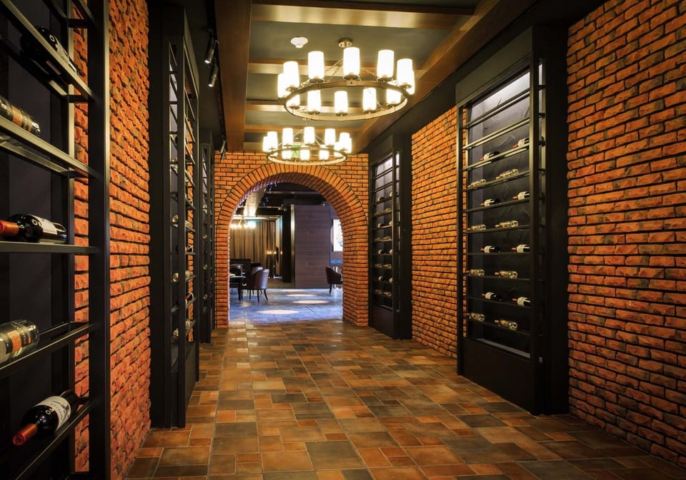 2 bars/lounges, lobby lounge