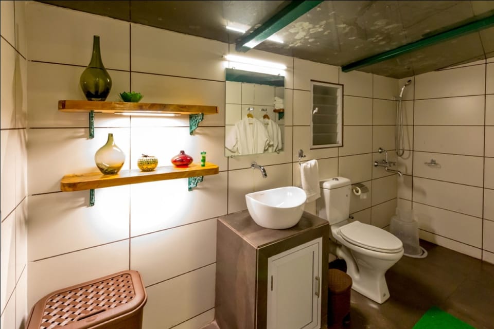 Luxury Cottage, 1 Bedroom (Lake View) | Bathroom | Shower, free toiletries, bidet, towels