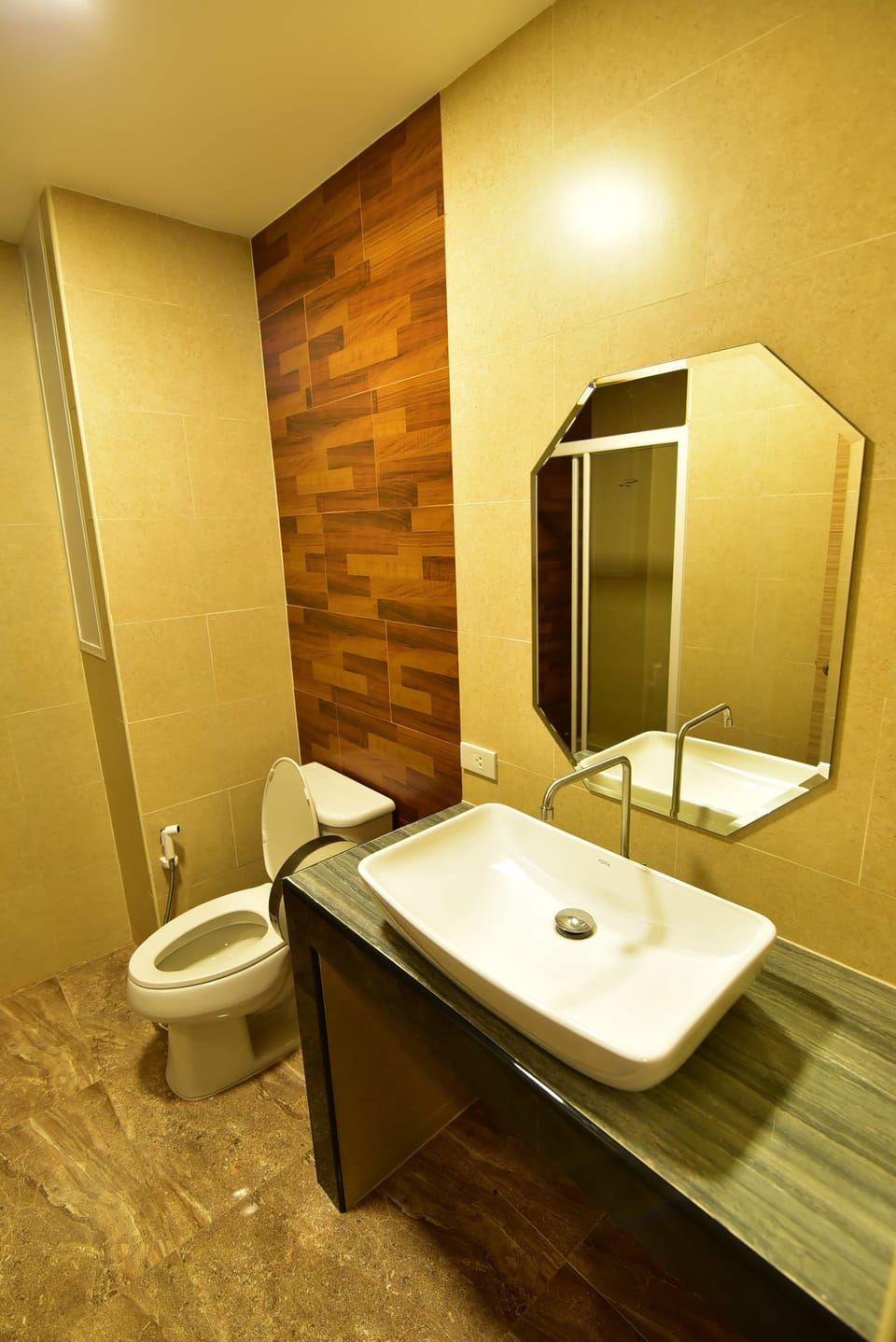 Deluxe Double or Twin Room, 1 Bedroom | Bathroom | Shower, free toiletries, hair dryer, towels