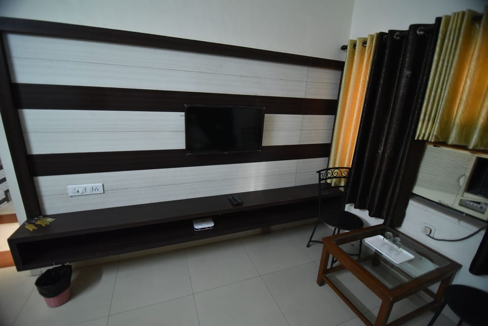 Royal Executive Triple Room | 1 bedroom, premium bedding, in-room safe, desk