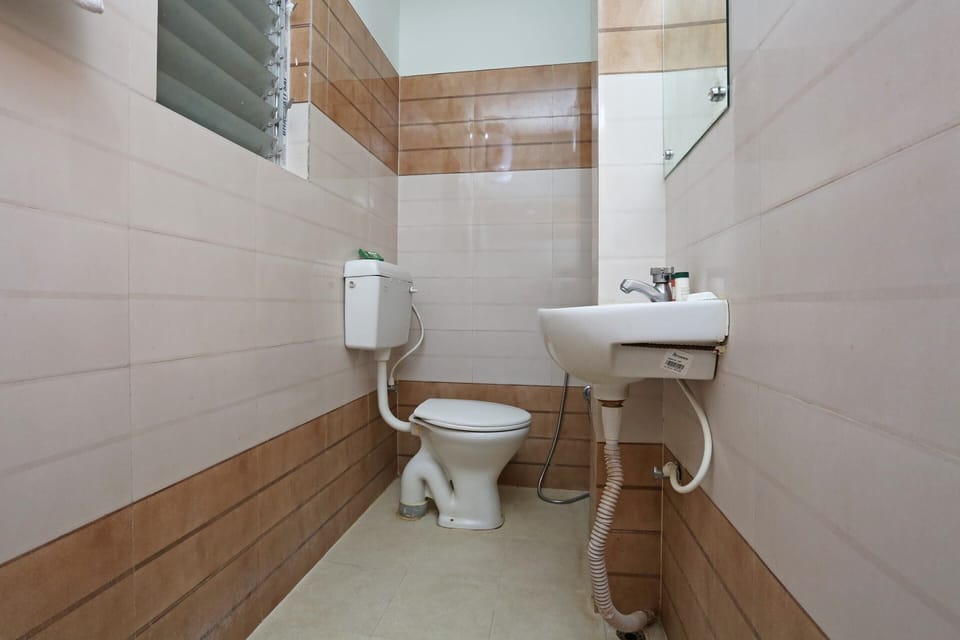 Double or Twin Room | Bathroom | Free toiletries, towels