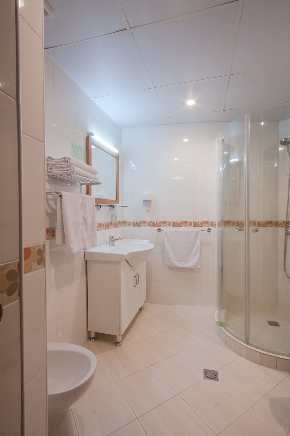 Economy Twin Room, Multiple Beds, Non Smoking, Mountain View | Bathroom | Shower, free toiletries, hair dryer, slippers