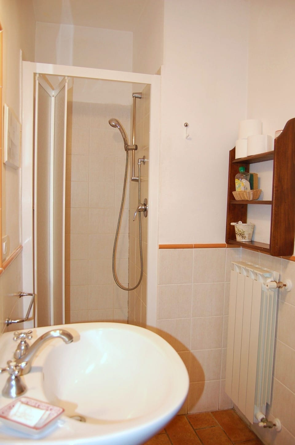 Double Room | Bathroom | Shower, free toiletries, hair dryer, towels