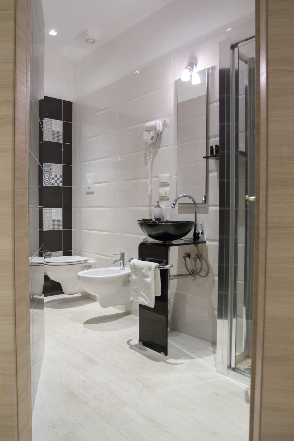 Shower, rainfall showerhead, free toiletries, hair dryer