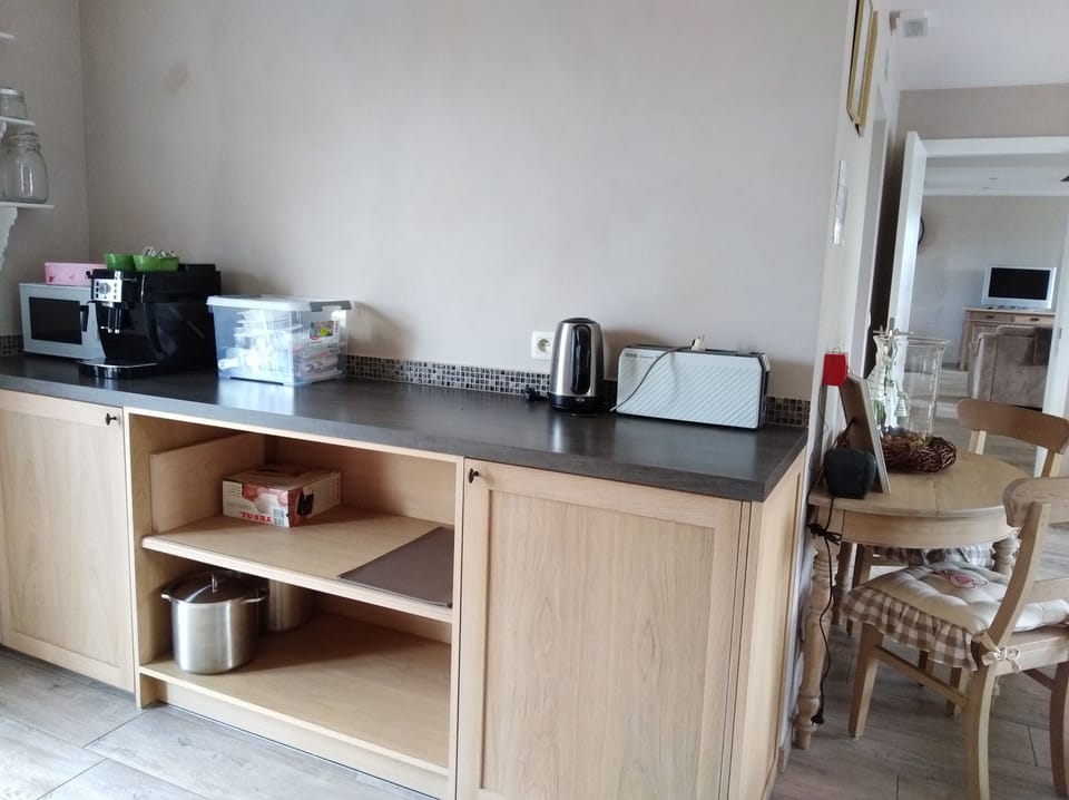 Full-size fridge, microwave, oven, stovetop