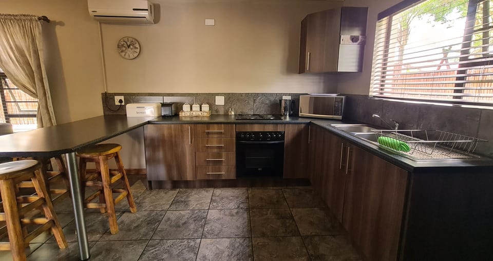 Executive Chalet, Kitchen | Private kitchen | Electric kettle