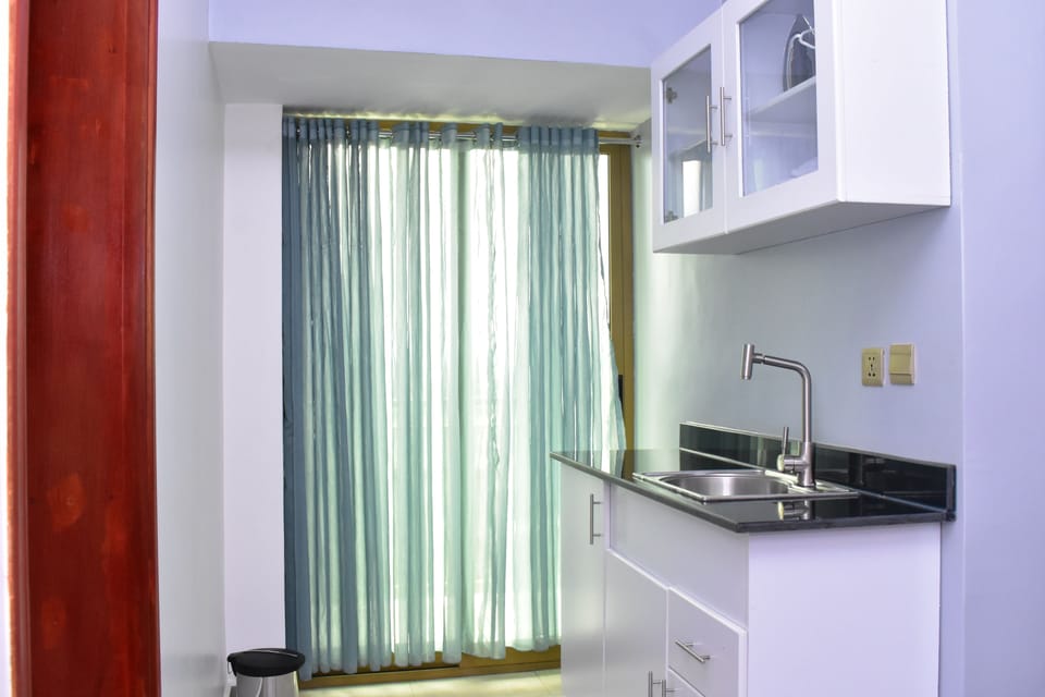 Executive Suite, 1 King Bed, Pool Access, Pool View | Private kitchenette