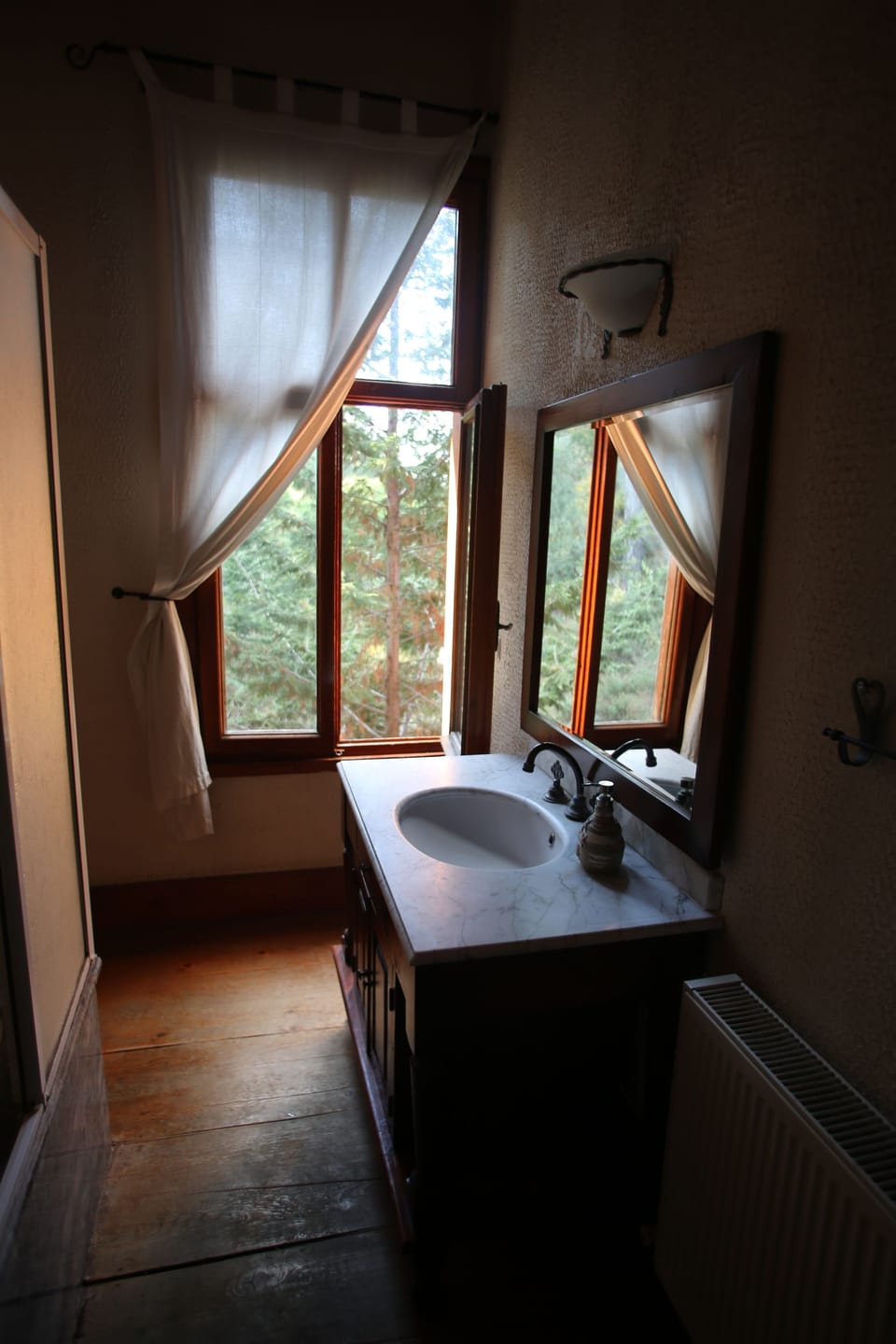 Honeymoon Suite | Bathroom | Free toiletries, hair dryer, slippers, towels