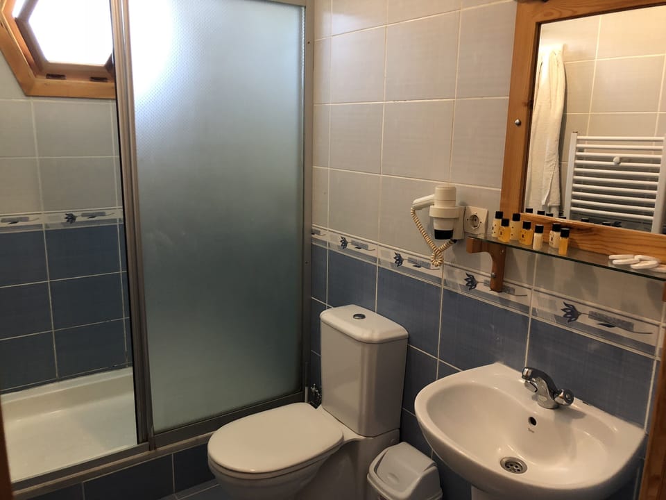 Standard Double Room | Bathroom shower