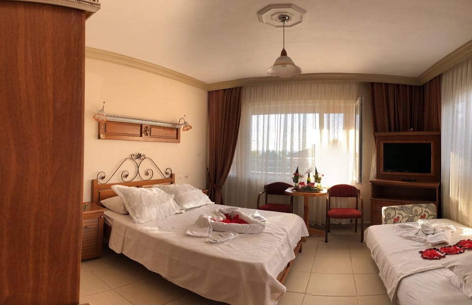 Triple Room | In-room safe, free WiFi, bed sheets