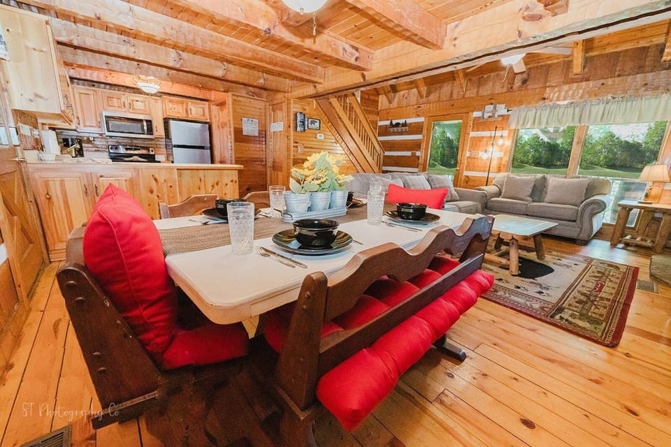 Cabin, 2 Bedrooms | Dining