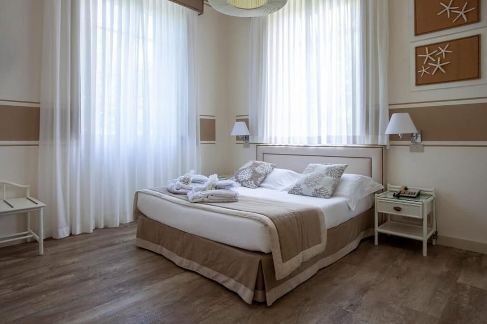 Double or Twin Room | Minibar, in-room safe, iron/ironing board, cribs/infant beds