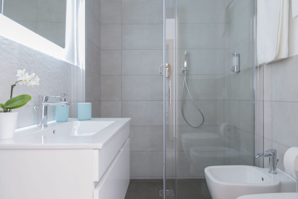 Shower, rainfall showerhead, free toiletries, bidet