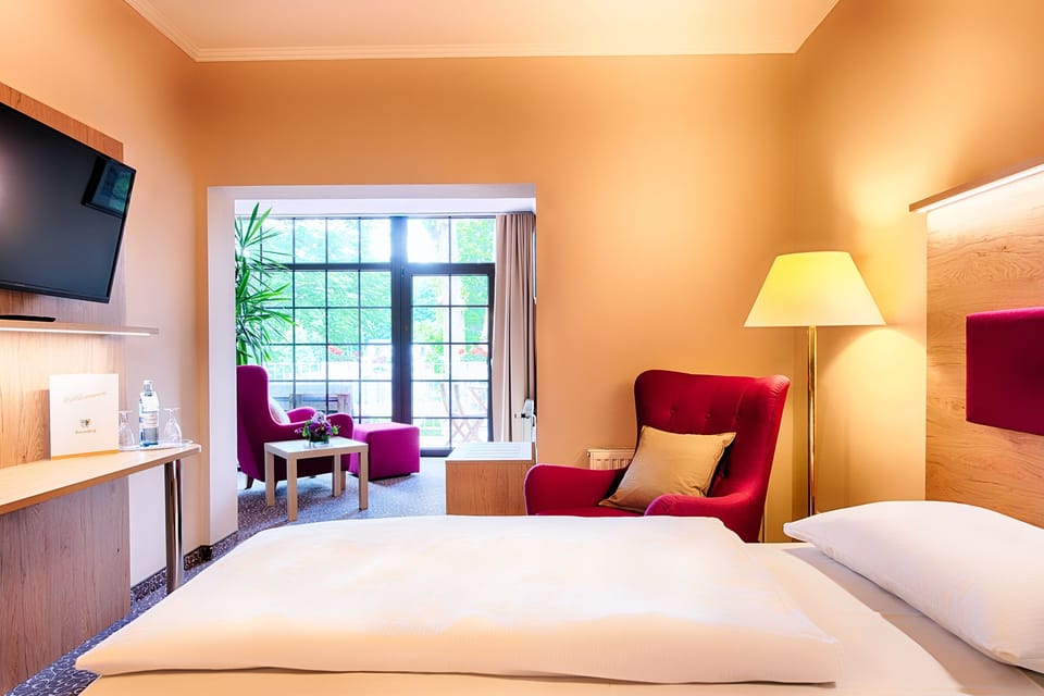 Deluxe Double Room, Ensuite | Living area | Flat-screen TV