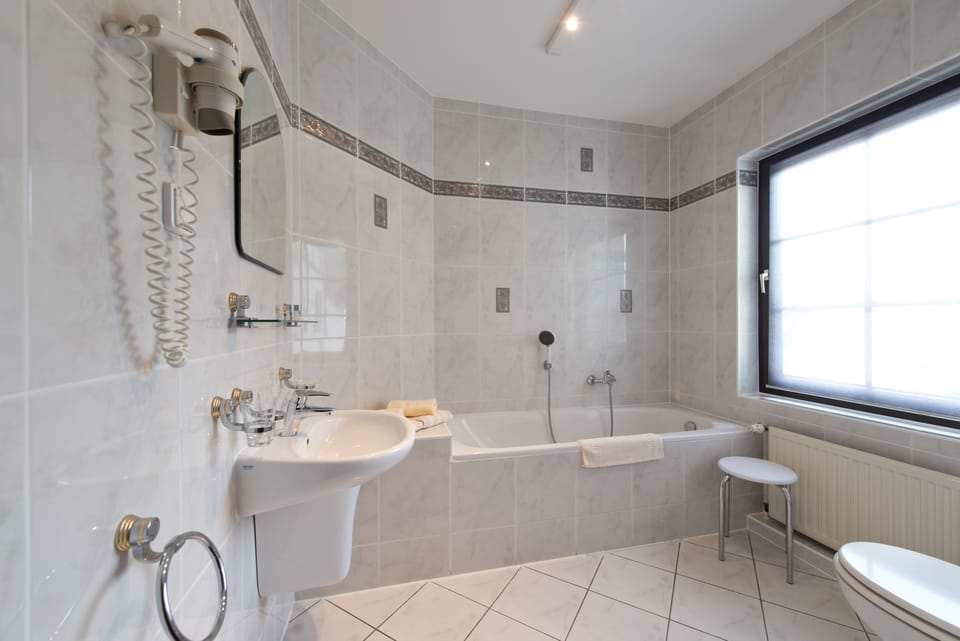 Suite | Bathroom | Shower, free toiletries, hair dryer, towels
