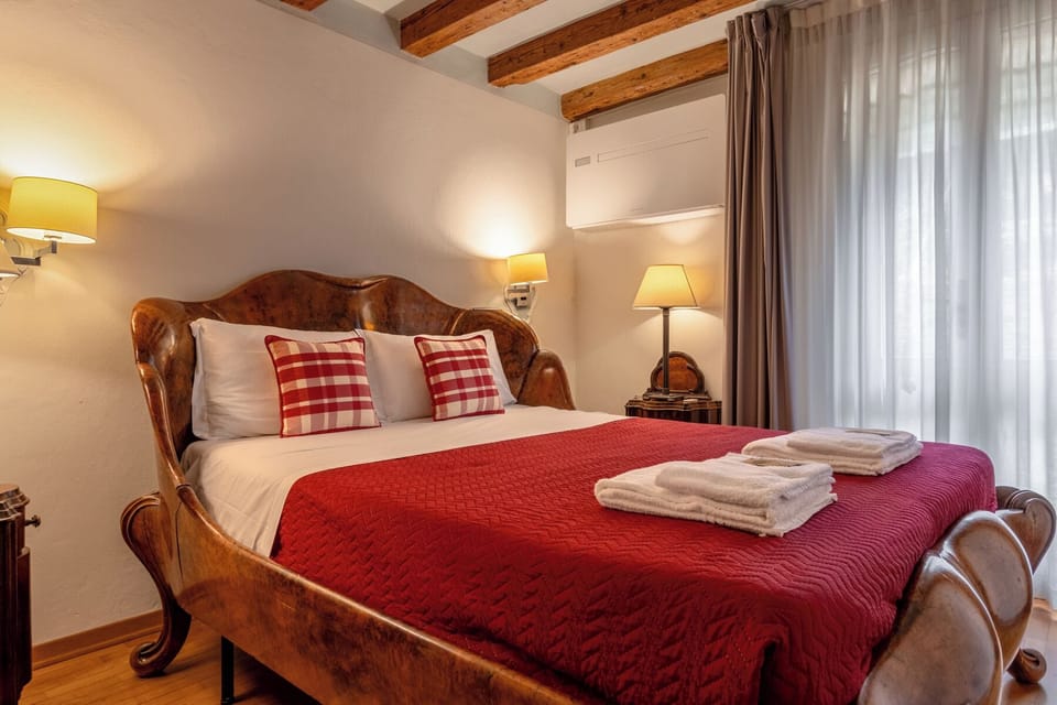 Apartment, 1 Bedroom | 2 bedrooms, individually decorated, individually furnished, desk