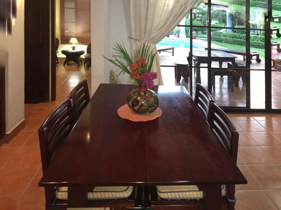 Deluxe House, Multiple Beds, Non Smoking | In-room dining