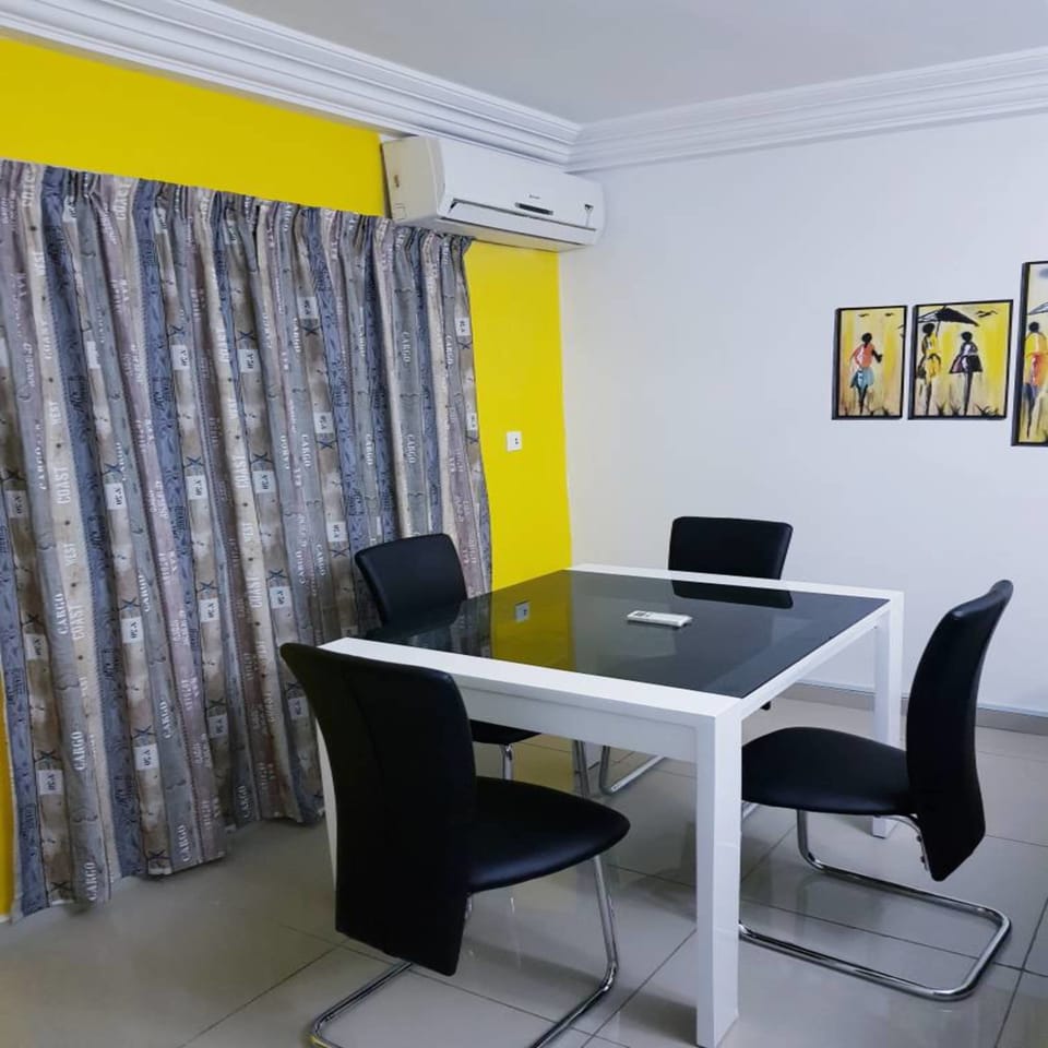 Comfort Apartment, 2 Bedrooms, Balcony | In-room dining