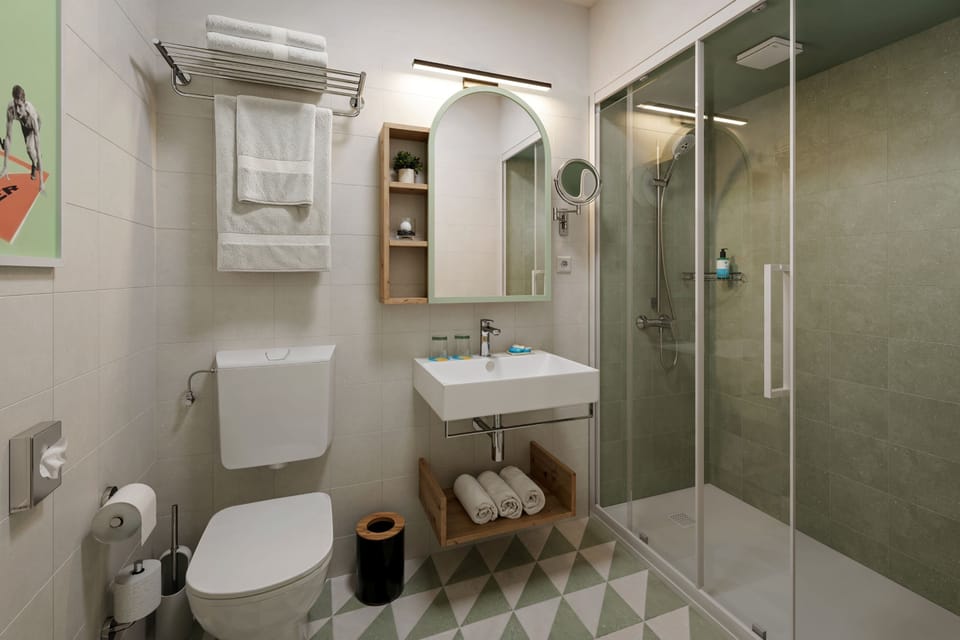 Shower, free toiletries, hair dryer, towels