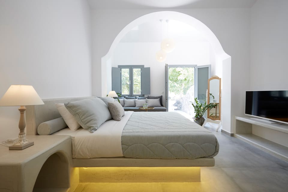 King Suite with outdoor Jetted Tub | Minibar, in-room safe, desk, blackout drapes