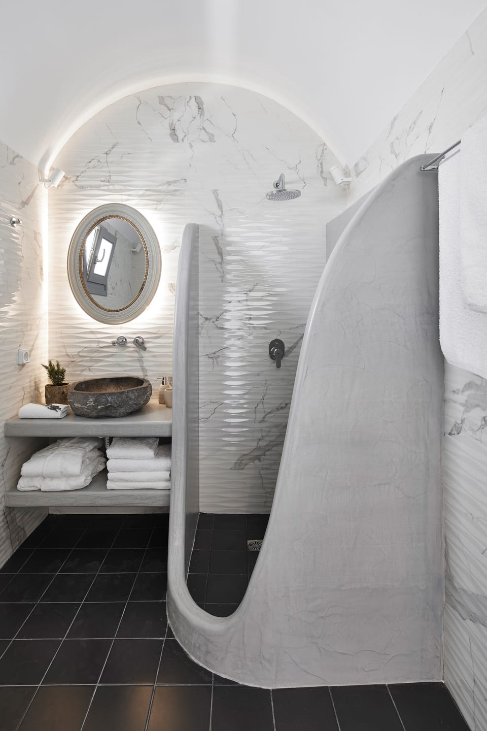 Shower, hydromassage showerhead, free toiletries, hair dryer