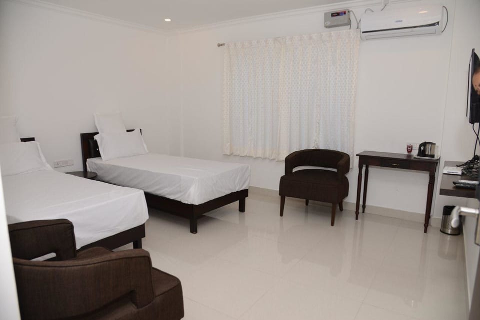 Executive Room, 1 Bedroom, Garden View | Desk, iron/ironing board, rollaway beds, free WiFi