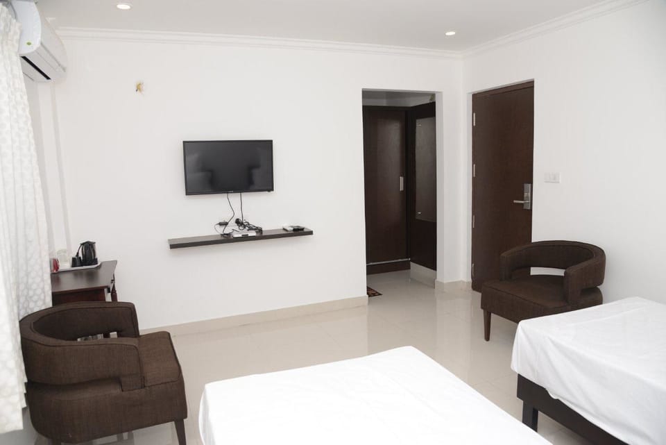 Executive Room, 1 Bedroom, Garden View | Desk, iron/ironing board, rollaway beds, free WiFi