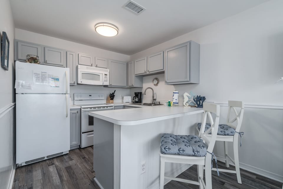 Breakfast bar and kitchen