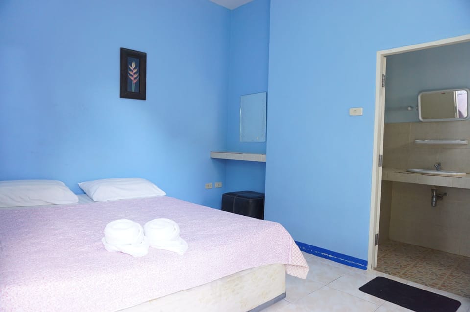 Standard Double room with Fan | WiFi (free), bed sheets