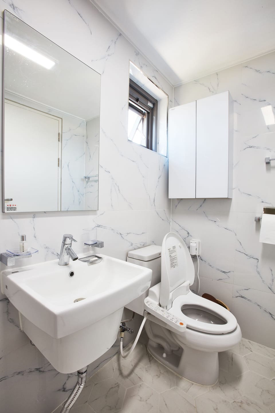 Shower, free toiletries, hair dryer, bidet