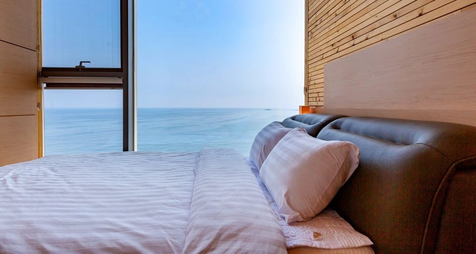 Premium bedding, WiFi (free)