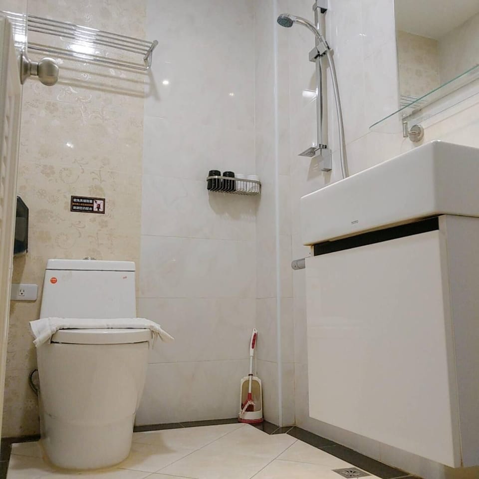 Shower, rainfall showerhead, free toiletries, hair dryer