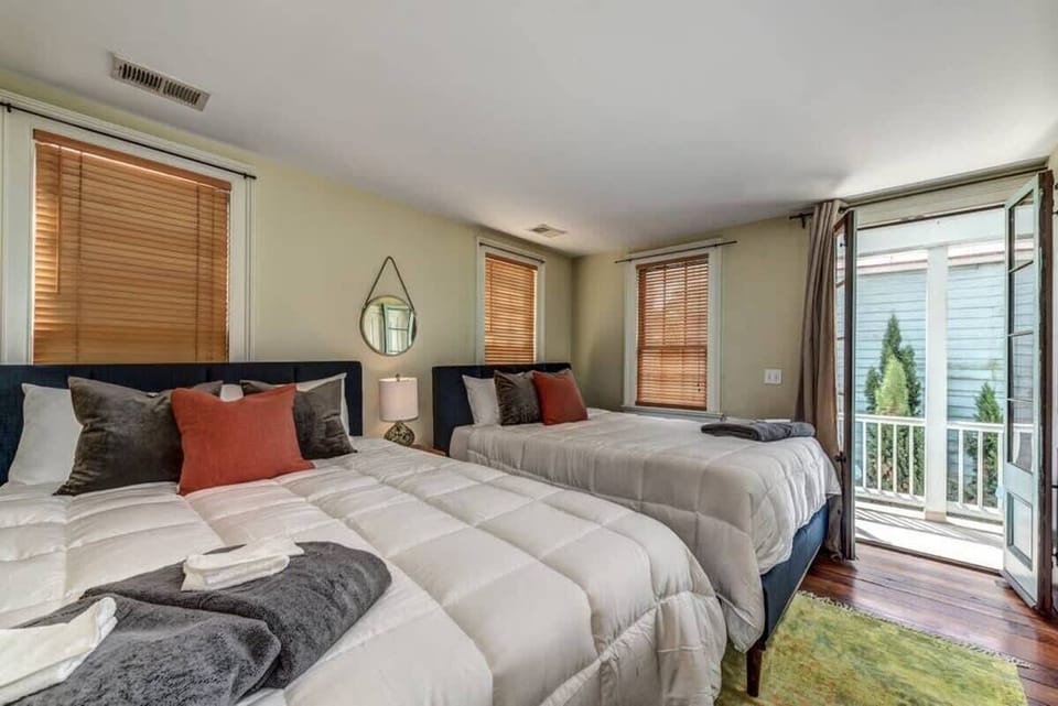 Bedroom 2: Two Queen Beds + ensuite