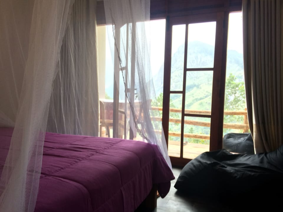 1 bedroom, minibar, free wired internet, bed sheets