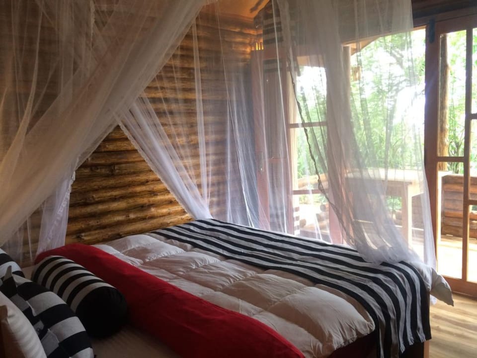 1 bedroom, minibar, free wired internet, bed sheets