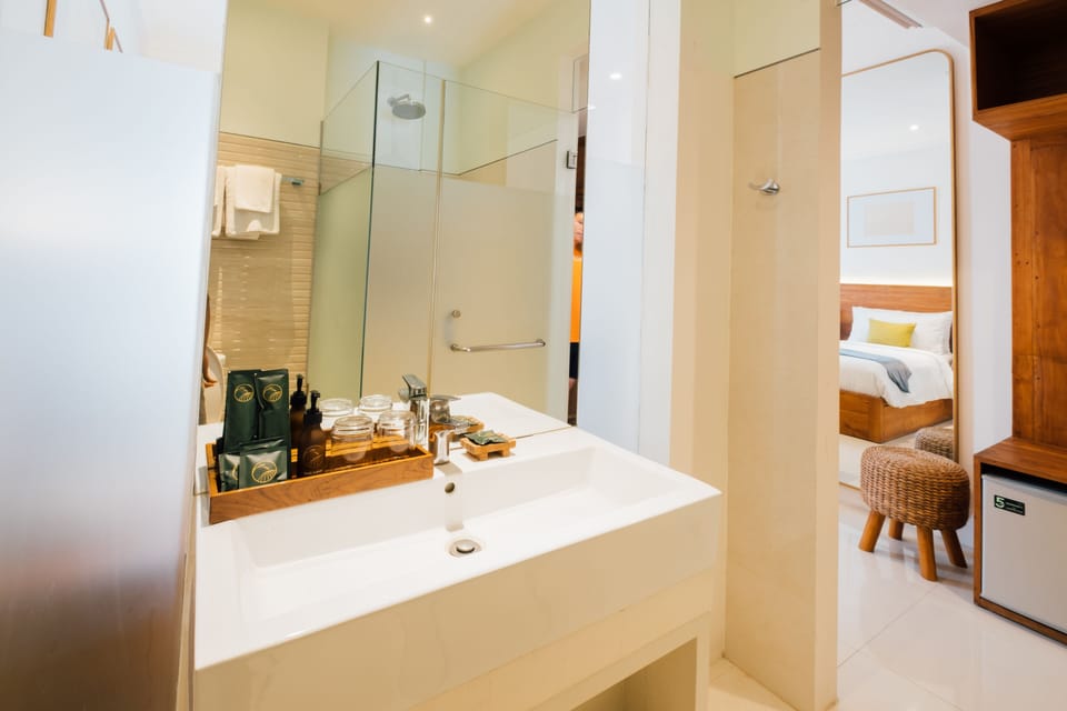 Shower, free toiletries, hair dryer, towels