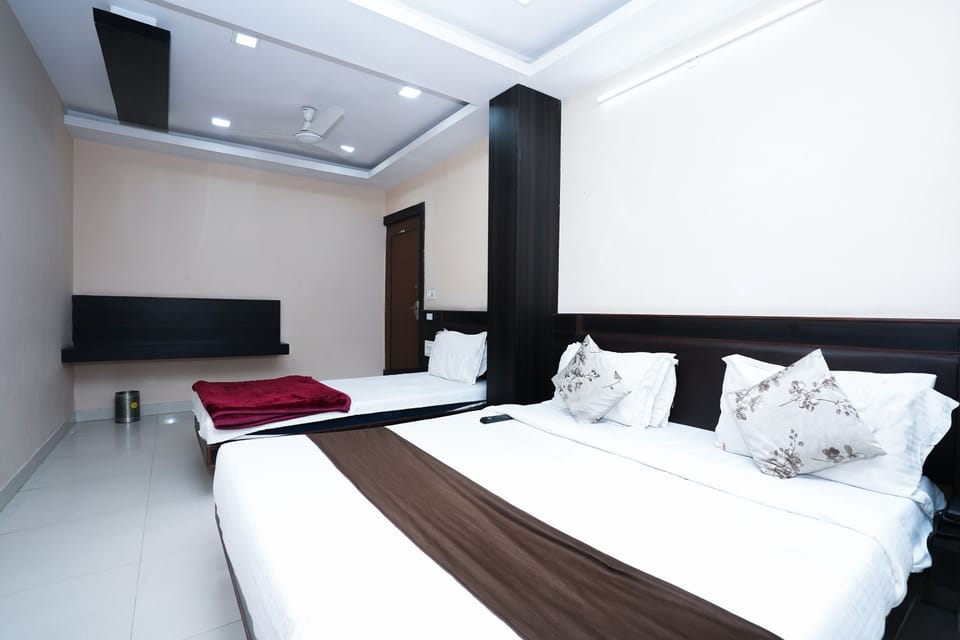 Triple Room | Desk, WiFi (free), bed sheets