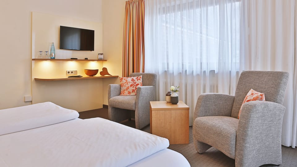 Double Room with shower | In-room safe, desk, cribs/infant beds, rollaway beds