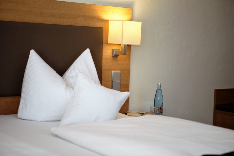 Single Room, 1 Double Bed | In-room safe, desk, cribs/infant beds, rollaway beds