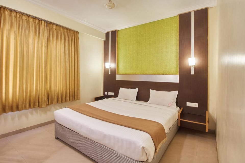 Premier Room, 1 Queen Bed, City View | In-room safe, rollaway beds, free WiFi