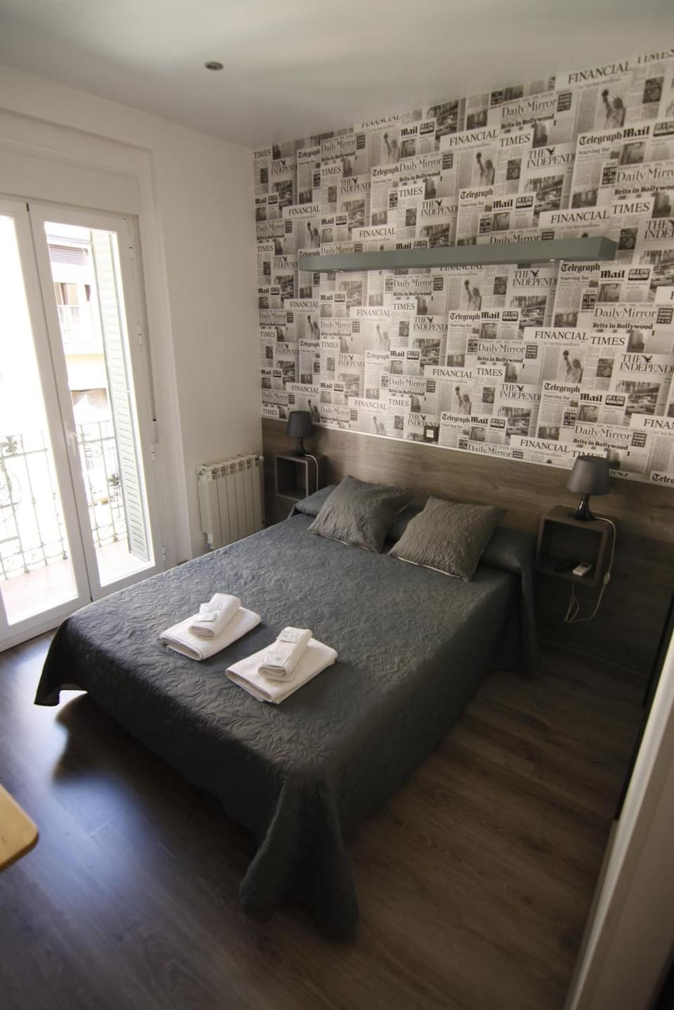 Desk, soundproofing, free cribs/infant beds, free WiFi