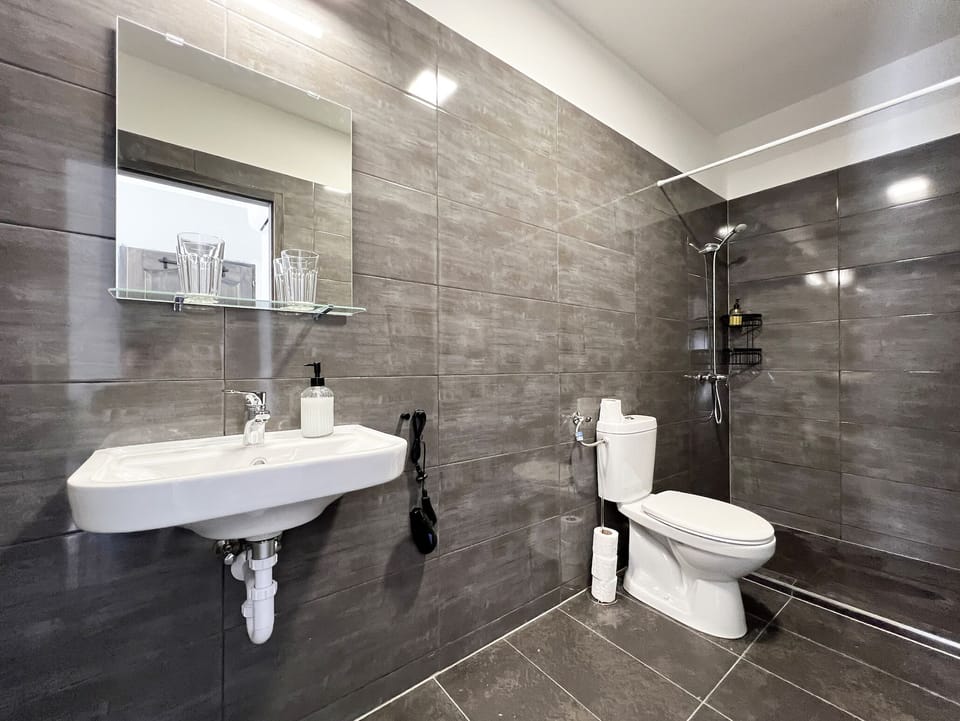 Superior Double Room with Balcony | Bathroom | Shower, hair dryer, towels, soap