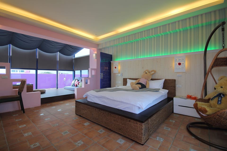 Honeymoon Suite | WiFi (free), bed sheets