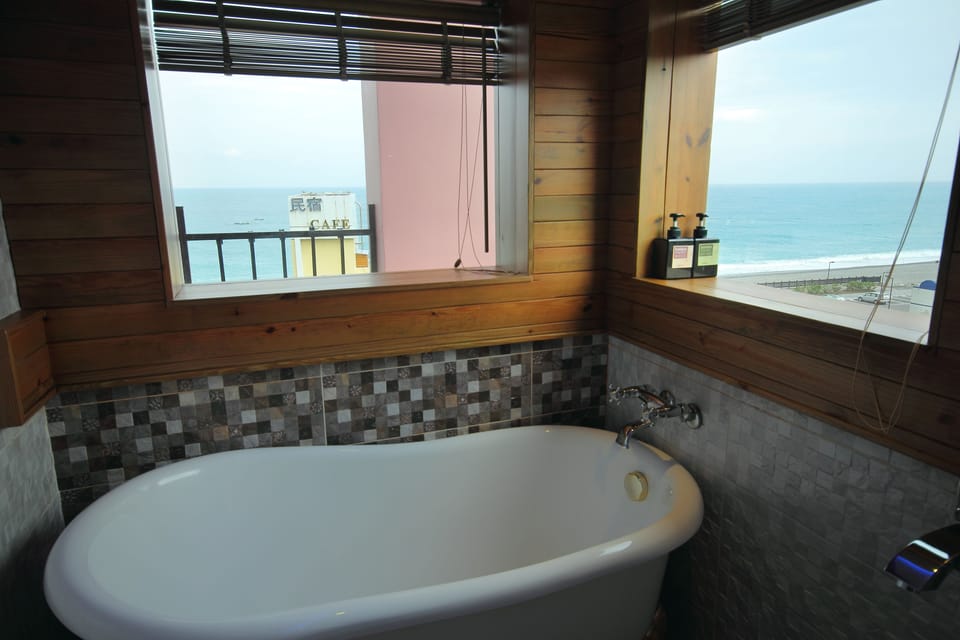 Honeymoon Suite | Bathroom | Shower, rainfall showerhead, free toiletries, hair dryer