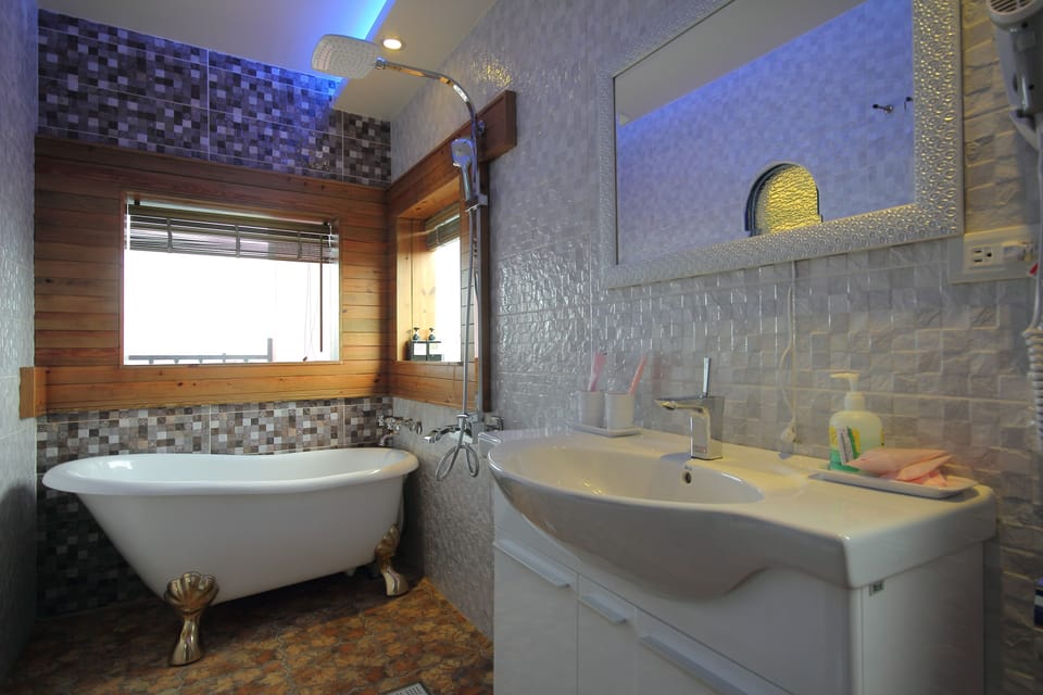 Honeymoon Suite | Bathroom | Shower, rainfall showerhead, free toiletries, hair dryer