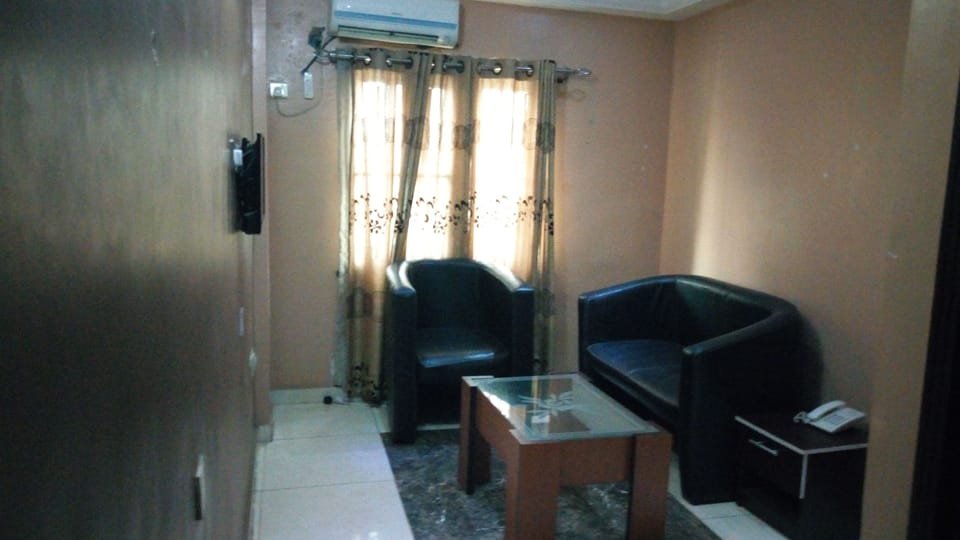 Premier Suite | Living room | Flat-screen TV