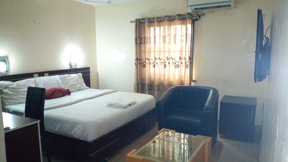 Grand Room | Desk, free WiFi, bed sheets