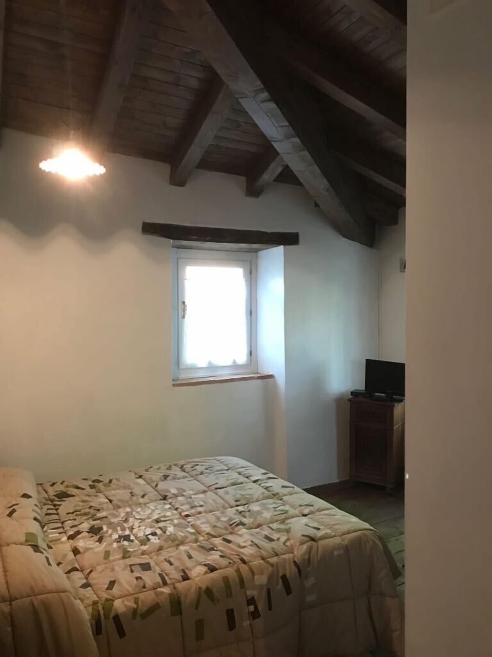 Desk, soundproofing, WiFi (free), bed sheets