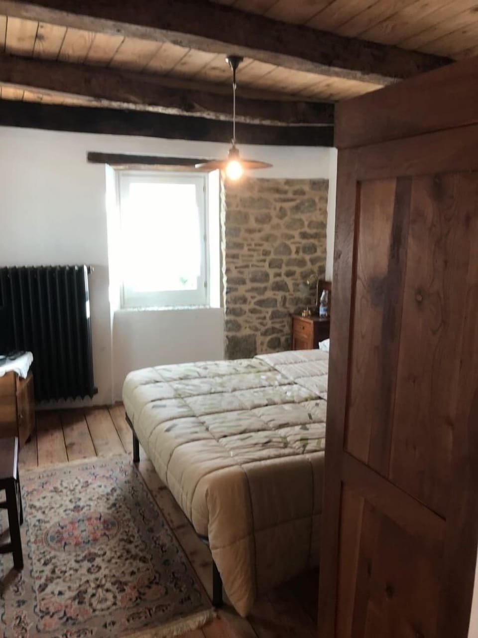 Desk, soundproofing, free WiFi, bed sheets